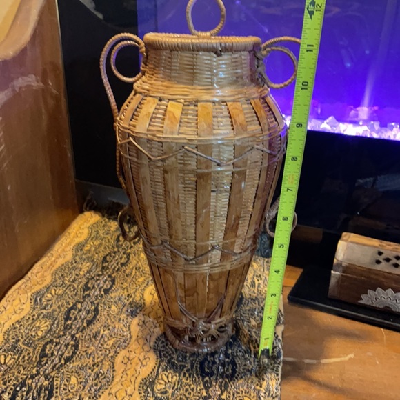 Retro Vintage Hanging Wicker Urn Shaped Wall Vase with Scrolling - Picture 11 of 13